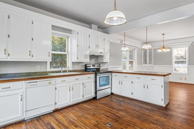 Building Photo - Large Brick Two Story Home, Hardwoods, Sep...