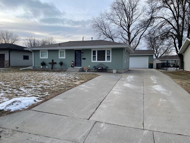 Building Photo - 411 7th St NE