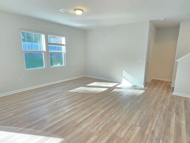 Building Photo - Approx 2700sqft, 5 bed / 3 bath featuring ...