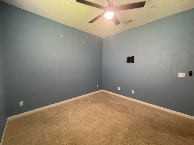 Building Photo - Comfortable & Convenient Living in the Hea...