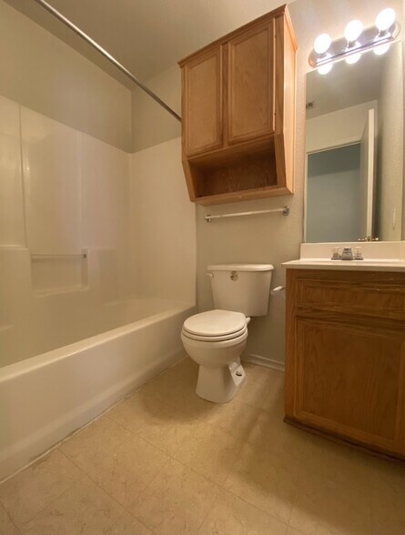 Building Photo - 3300 Toledo Dr