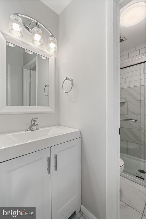 Building Photo - 4421 Kenwood Dr