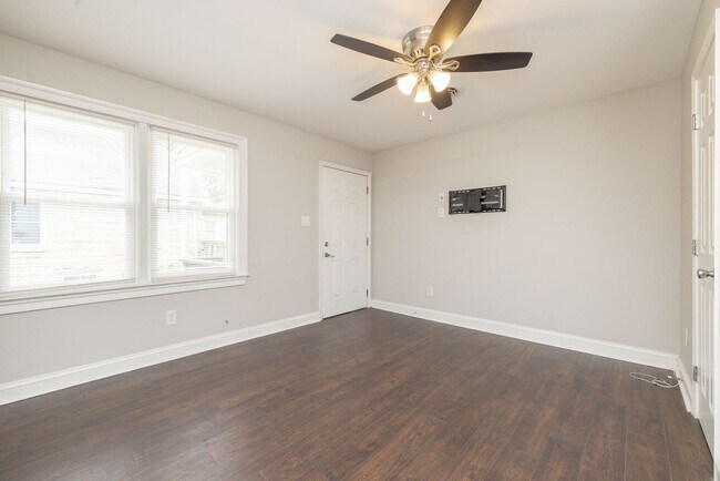 Building Photo - 220 W 31st St