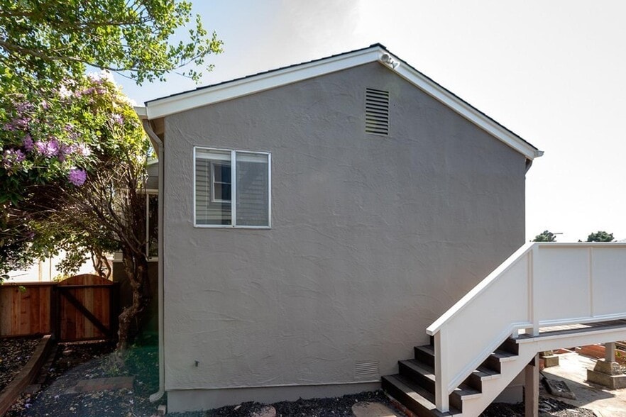 Building Photo - Beautiful 3 bed 2 bath newly renovated Kensington view home