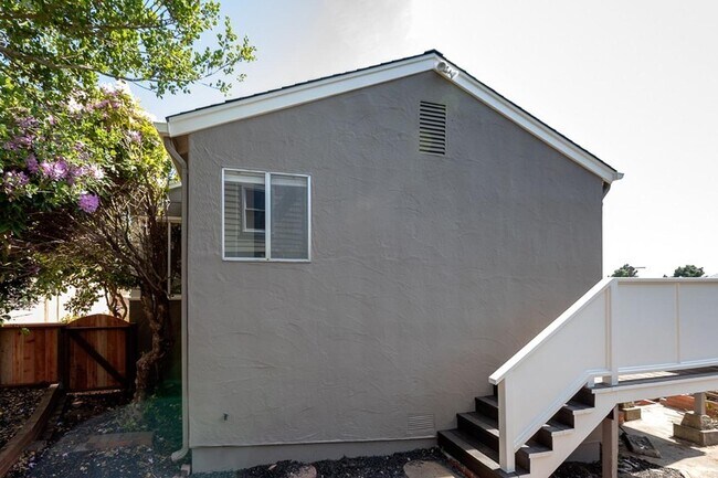 Building Photo - Elegant Kensington living with comfort, character, and scenic appeal