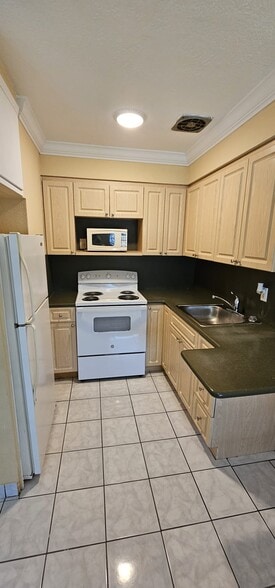 Building Photo - 2211 Lincoln St