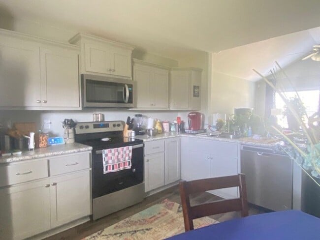Building Photo - Spacious & Inviting 3-Bedroom Home with Fe...
