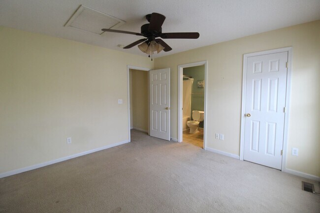 Building Photo - Liberty Square Townhome with Fenced Yard!