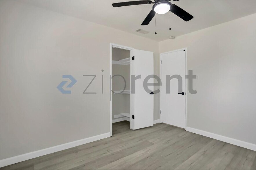 Building Photo - Unit