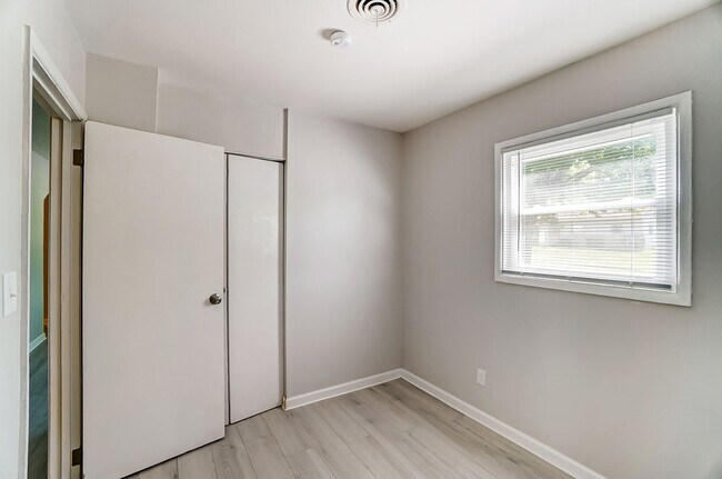 Building Photo - Three Bedroom with Driveway in Dayton!