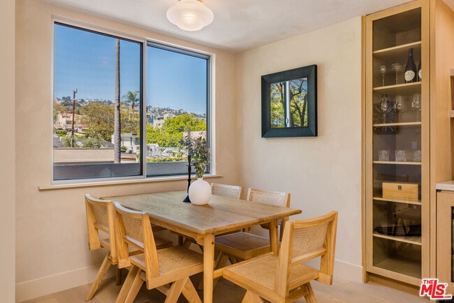 Building Photo - 818 N Doheny Dr