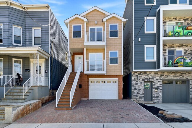 Building Photo - 40 E 5th St