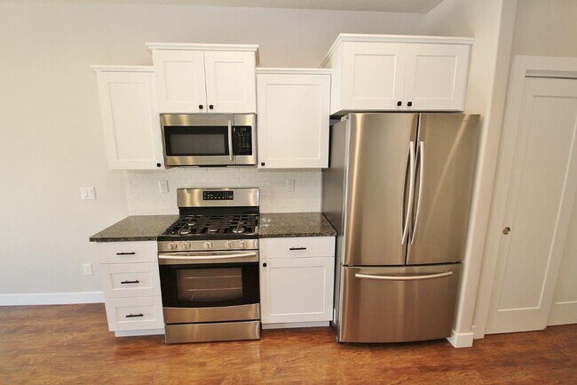 Building Photo - Immaculate Townhouse in Quiet Community