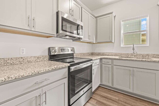 Building Photo - "Charming 3-Bed 2-Bath Residence in Telfai...