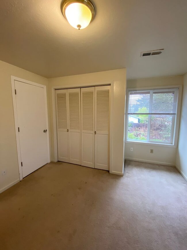 Building Photo - Spacious 4 Bedroom House in South Town!