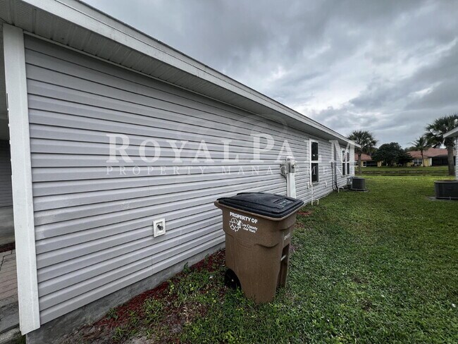 Building Photo - Dashing Through Lehigh — Secure This 4BR/2BA Duplex Deal-of-the-Year By 12/15 and Save $500