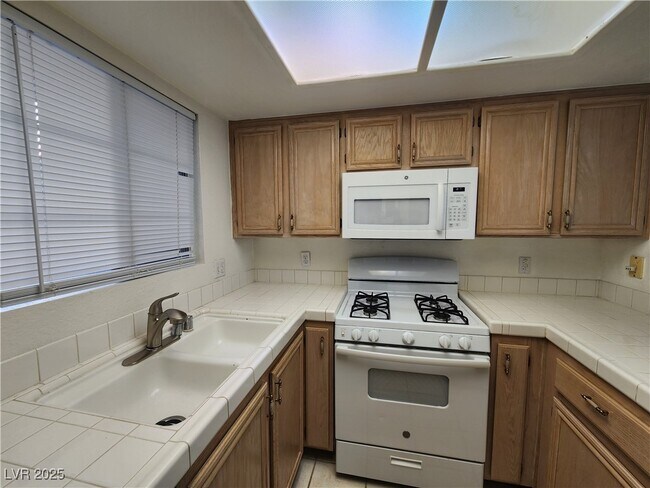 Building Photo - 1901 Villa Palms Ct