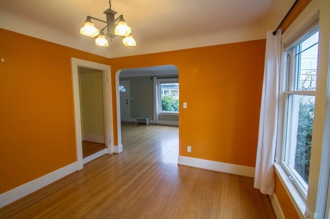 Building Photo - Beautiful Maple Leaf Home