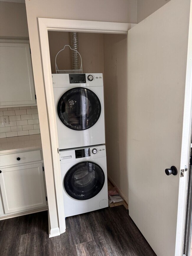 Building Photo - 2 Bedroom || 1.5 Bathroom Townhouse