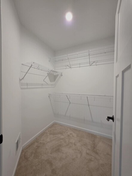 Bed 2 Walk-in closet - 4915 Sheridan St