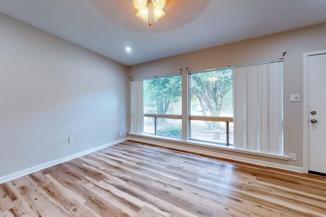 Building Photo - 1025 Louise Ln
