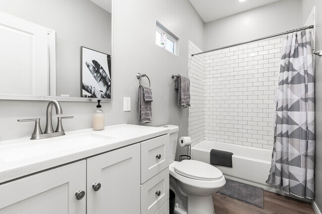 Building Photo - Newly furnished and remodeled 2 bed 2 bath!