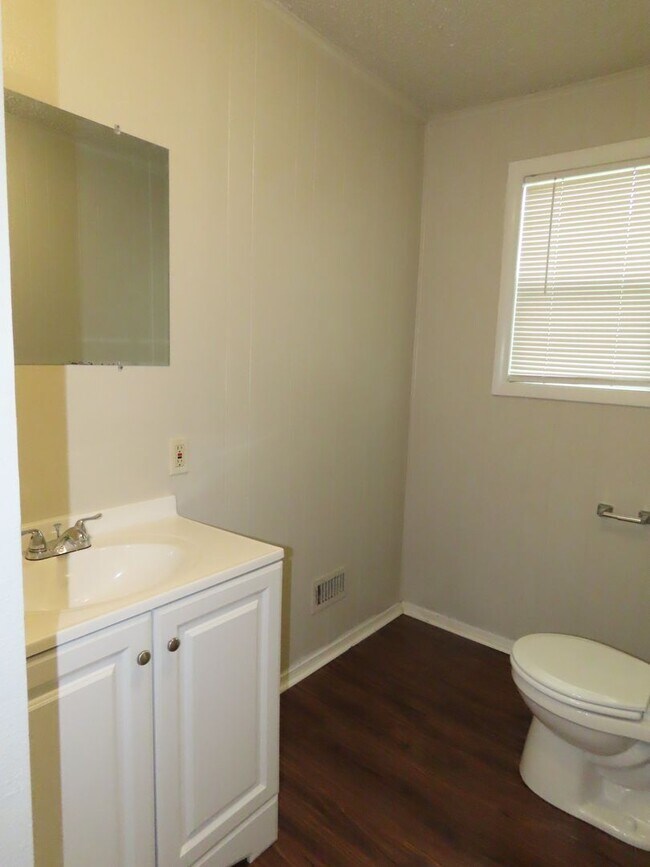 Building Photo - Charming 3 Bedroom, 2 Bath Home w/Den!