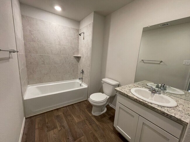 Building Photo - Beautiful 4 bedroom, 2.5 bathroom home in a great location!