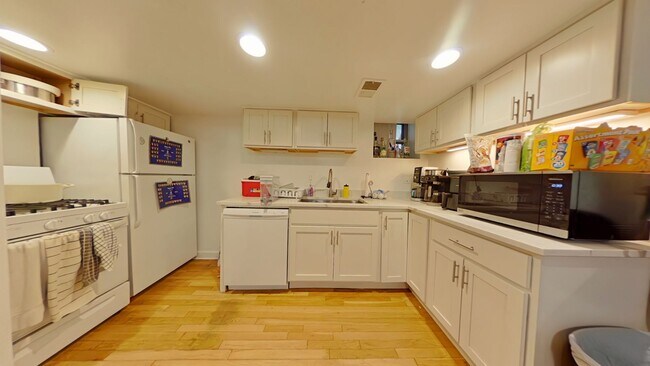 Building Photo - 2947 N Racine Ave