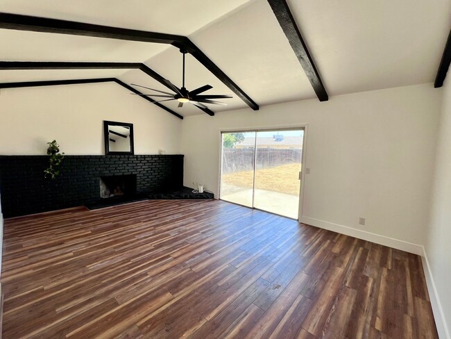 Building Photo - $2,395 Gettysburg & Minnewawa, 3 Bedroom 2...