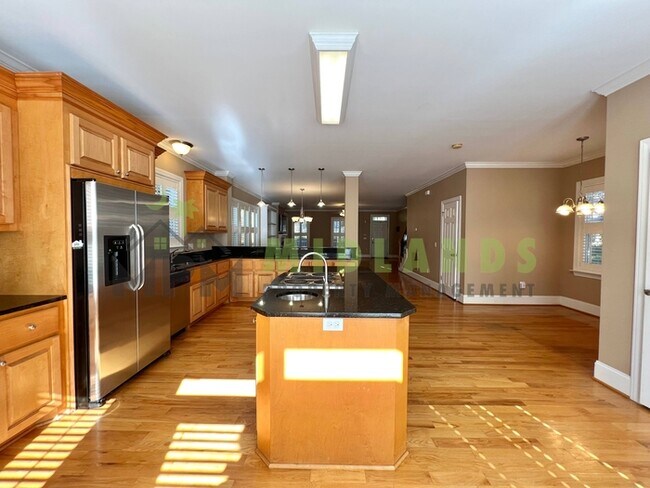 Building Photo - 3008 Bratton St