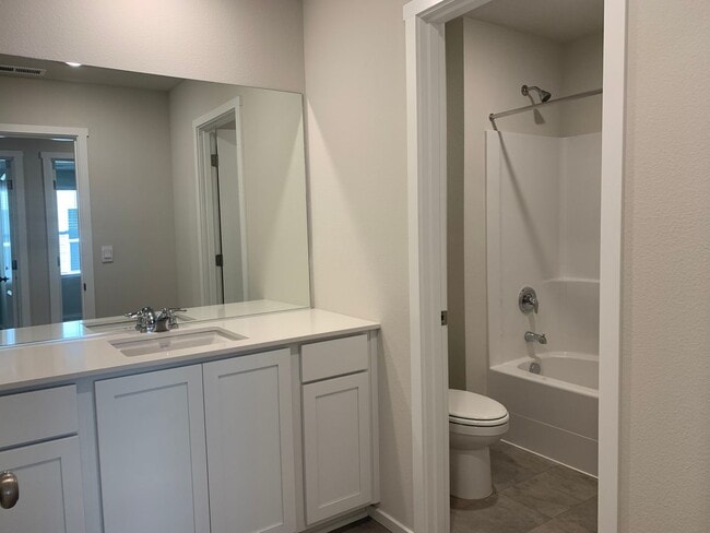 Building Photo - 4 BED/2.5 BATH PLUS A HUGE BONUS ROOM! HIGH END FINISHES! LARGE FENCED BACKYARD !