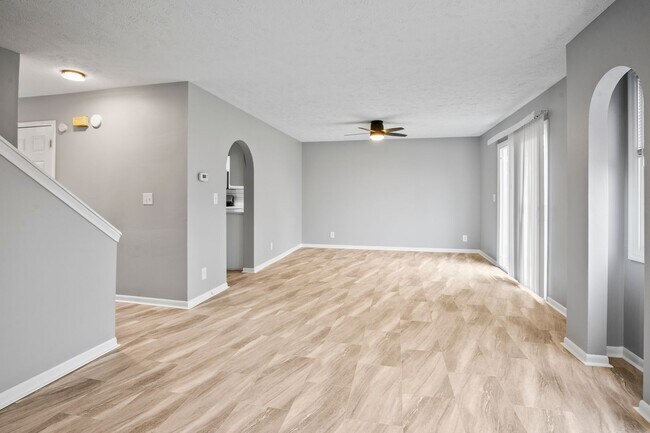 Building Photo - 10914 Saratoga Plaza