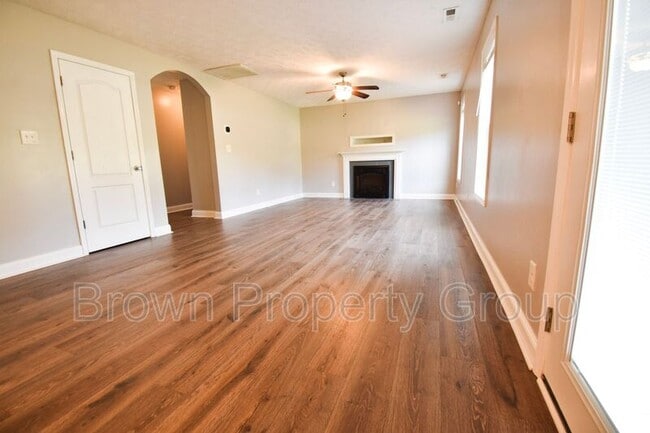 Building Photo - 131 Flag Ln