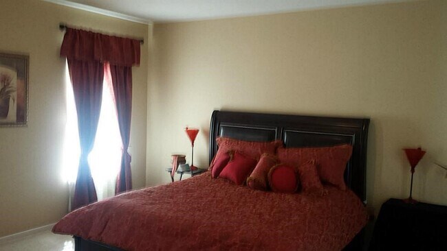 Building Photo - 2015 Foxhill Dr