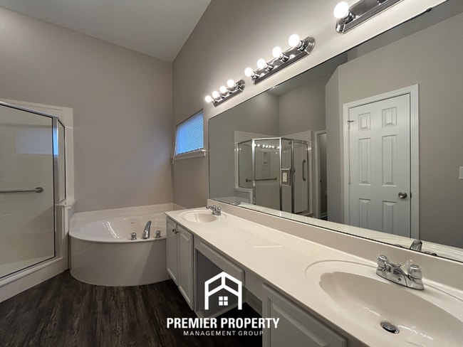 Building Photo - Spacious 4 Bedroom Home for Rent in Memphis | Vaulted Ceilings, Bay Windows & Fenced Yard