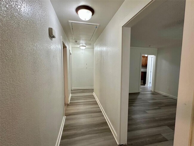 Building Photo - 530 Edgebrook Dr