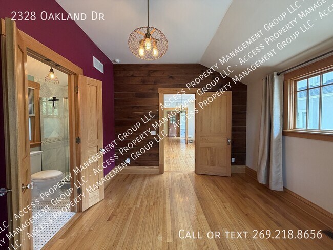 Building Photo - 2328 Oakland Dr