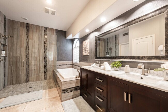 Building Photo - 5924 E Woodridge Dr