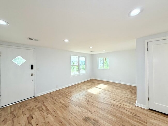 Building Photo - Move-in Ready Ranch
