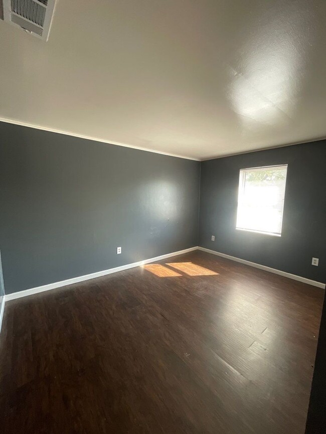 Building Photo - 2 Bedroom, 1 Bathroom Duplex. SPECIAL: HAL...