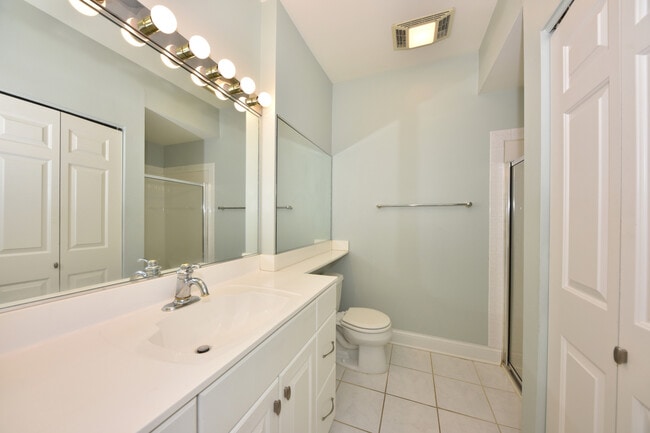 Building Photo - 1515 N Van Buren St