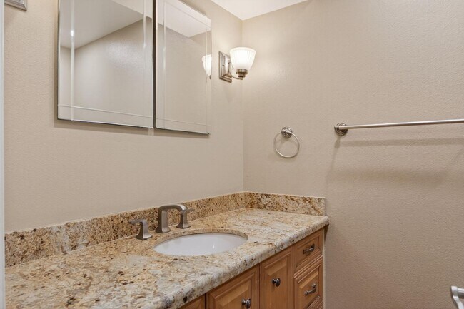 Building Photo - 1525 Fairway Dr