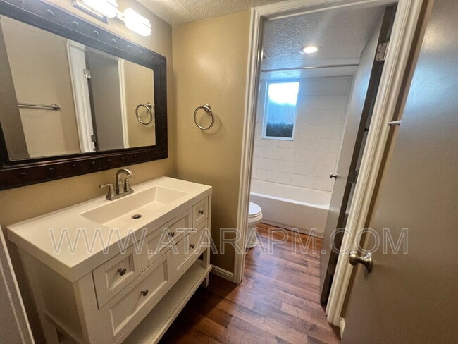 Building Photo - 871 Foothill Dr
