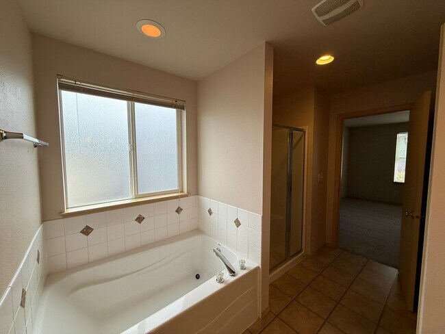 Building Photo - 3Bd/2.5Ba Maple Valley Home