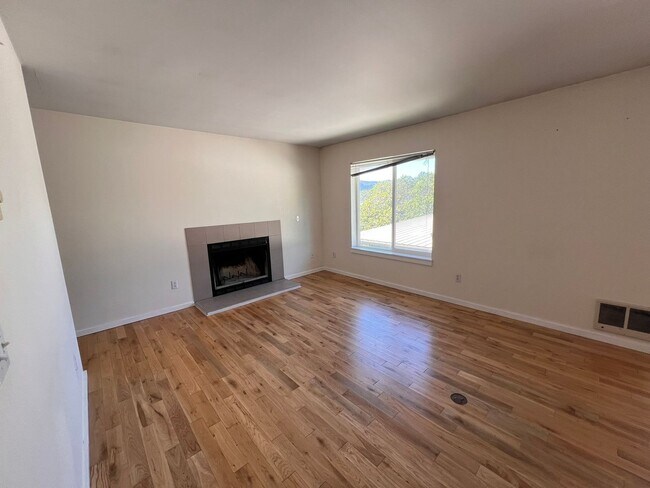 Building Photo - 2 Bedroom Duplex For Rent In Hood River