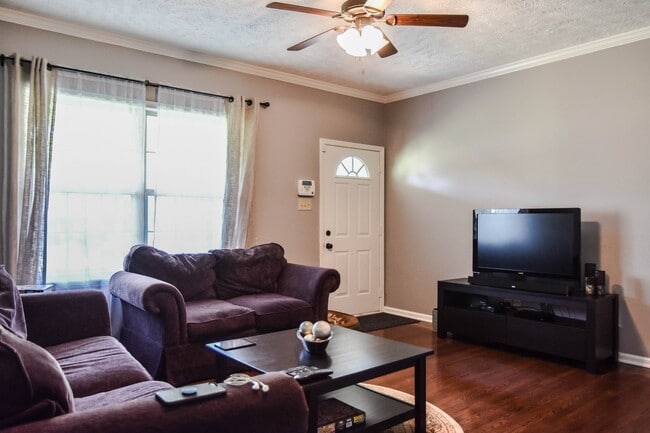 Building Photo - Three Bedroom in Sango!