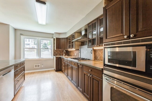 Building Photo - Bergenfield NJ Split Level Spacious Single Family home