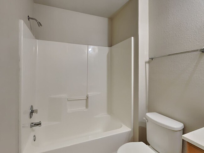 Building Photo - ONE MONTH FREE RENT! CALL NOW!