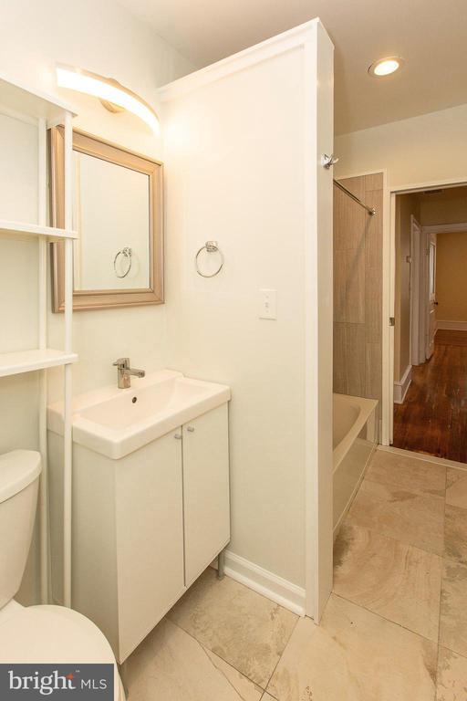 Building Photo - 427 E Main St